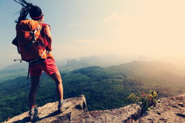 başarılı kadın uzun yürüyüşe çıkan kimse 