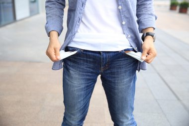 Cepleri boş bir adam