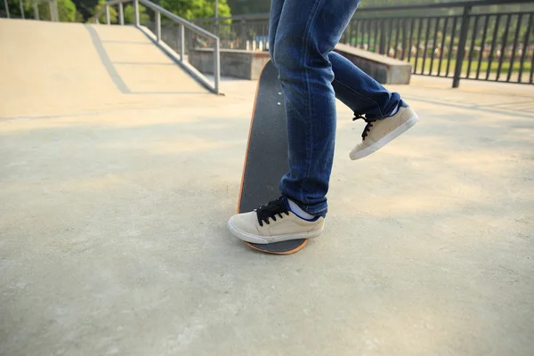 Skateboarder skateboarden op skatepark — Stockfoto