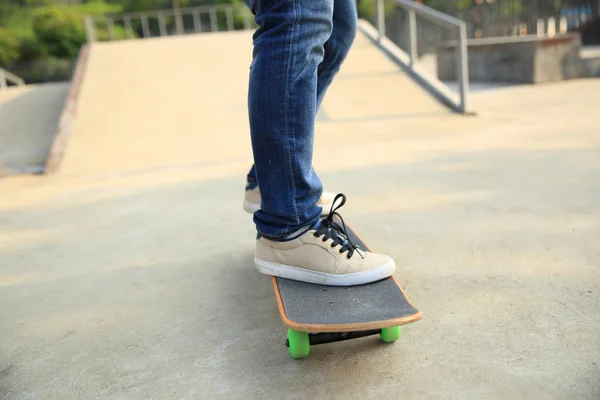 Skateboarder skateboarding en skatepark — Foto de Stock