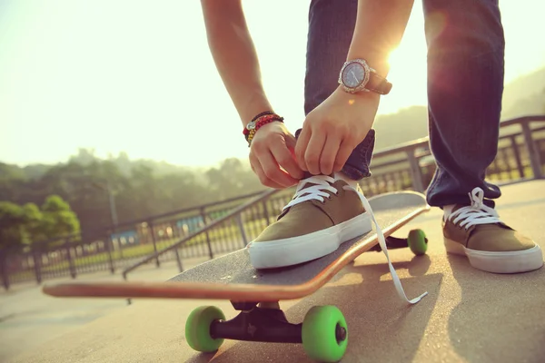 Skateboarder mengikat tali sepatu — Stok Foto