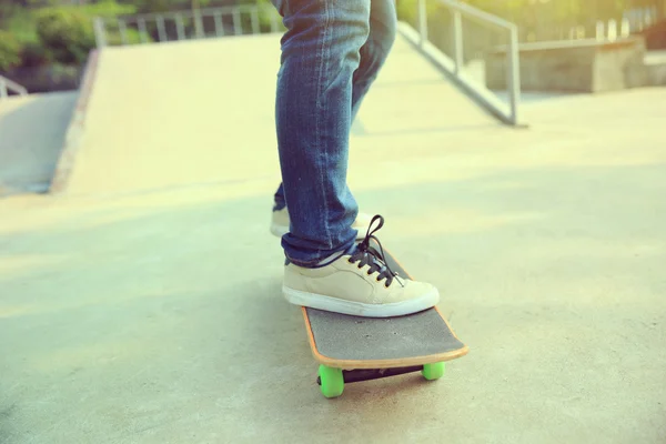 Skateboarder skateboarding en skatepark — Foto de Stock