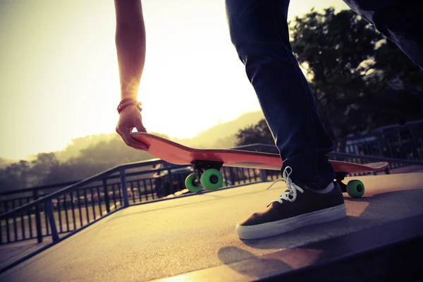 Jovem mulher no skatepark — Fotografia de Stock