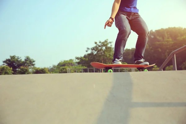 Молодой скейтбордист практикующий Олли — стоковое фото