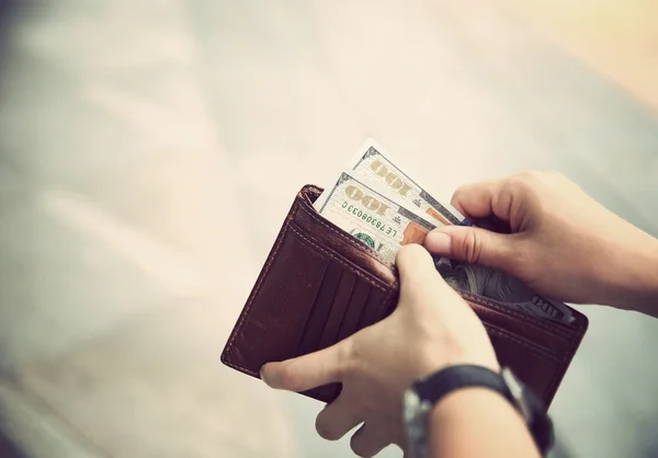 Las manos sacando dinero — Foto de Stock