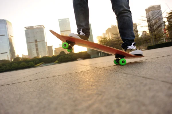 Skateboarding at sunrise city — Stock Photo, Image