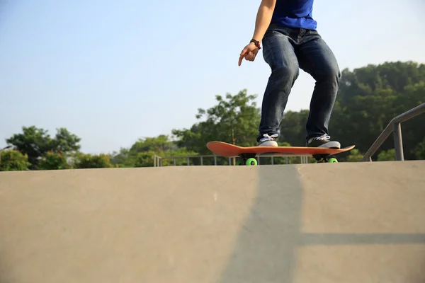 Junge Skateboarderin praktiziert Ollie — Stockfoto