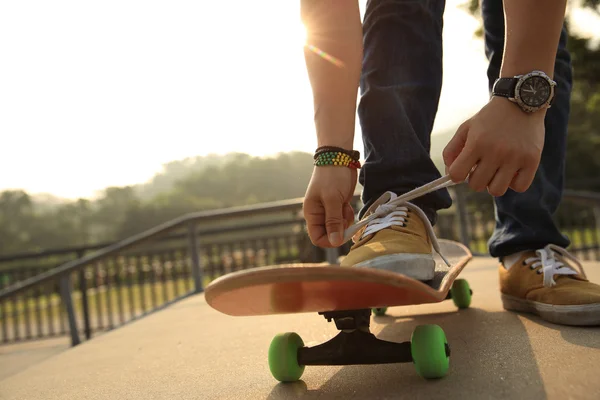 Skateboarder δεσμεύοντος κορδόνι — Φωτογραφία Αρχείου