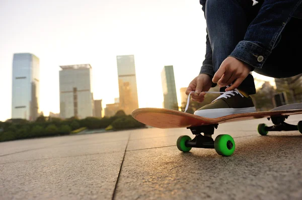 Skateboarder attacher lacet — Photo