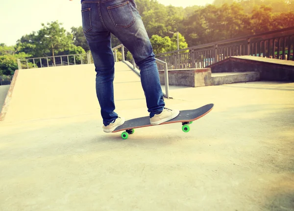 Skateboarder skateboarding en skatepark — Foto de Stock