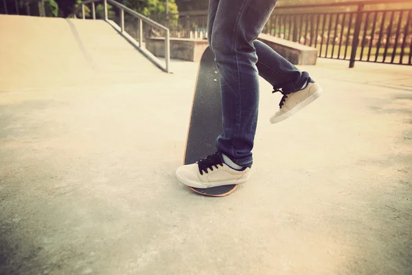 Skateboarder skateboarding en skatepark — Foto de Stock