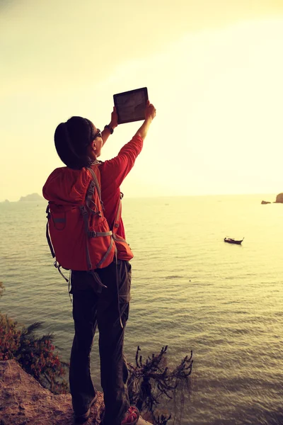 Young woman hiker — Stock Photo, Image