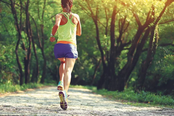 Woman trail runner — Stock Photo, Image