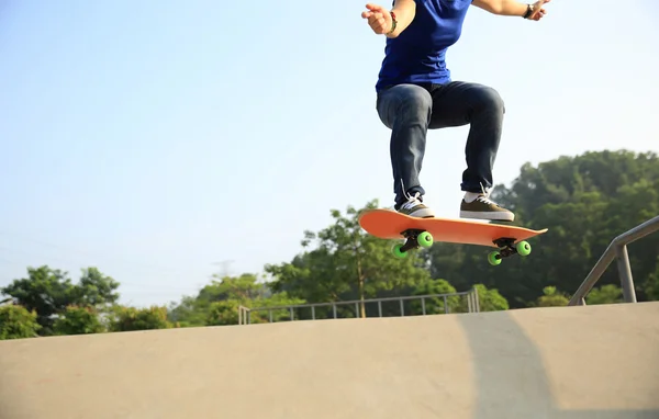 Mladý americký skateboardista praktikování ollie — Stock fotografie