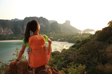 kadın dağ tepe üzerinde