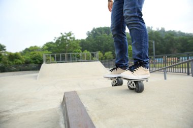 kaykaycı skatepark sürme