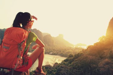 kadın dağ tepe üzerinde