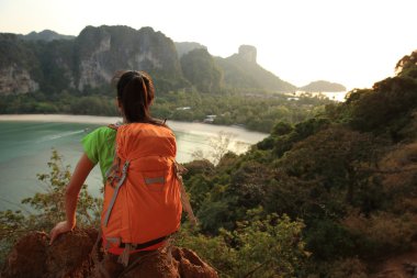 kadın dağ tepe üzerinde