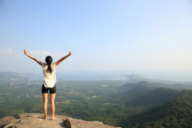 kadın açık kollar ile