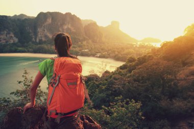 kadın dağ tepe üzerinde