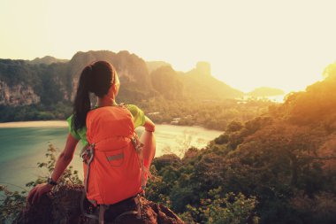 kadın dağ tepe üzerinde