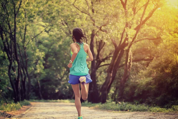 Kadın iz runner — Stok fotoğraf