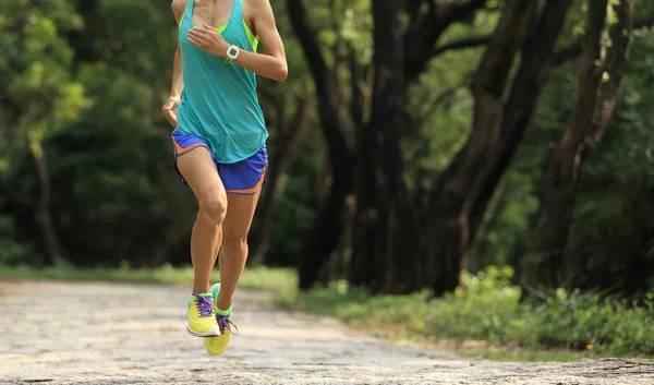 Kobieta szlak biegacz — Zdjęcie stockowe