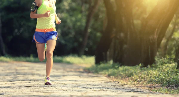 Kadın iz runner — Stok fotoğraf