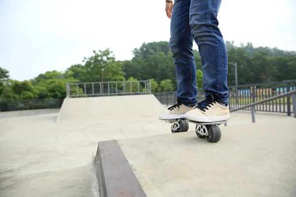 Skateboarder équitation à skatepark — Photo