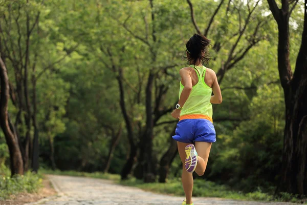 Woman trail runner — Stock Photo, Image