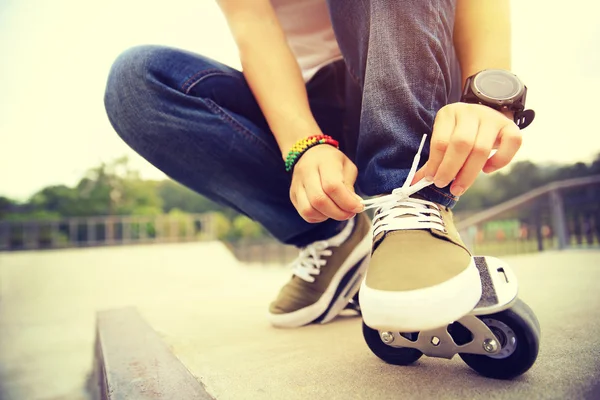 Skateboarder tying shoelace — Stock Photo, Image