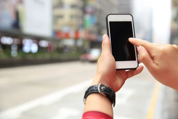 Mänskliga händer med hjälp av mobiltelefon — Stockfoto