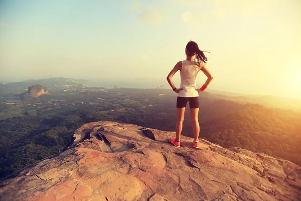 Woman on mountain peak — Stock Photo, Image