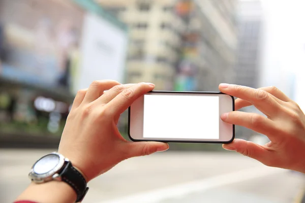 Mãos humanas usando celular — Fotografia de Stock