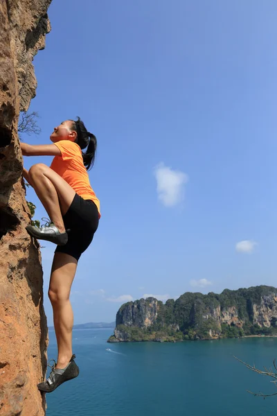 Mujer escalador de roca — Foto de Stock