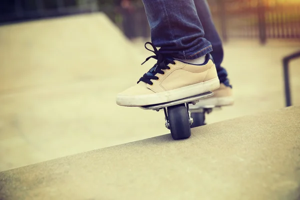 Skateboarder riding at skatepark — Stock Photo, Image