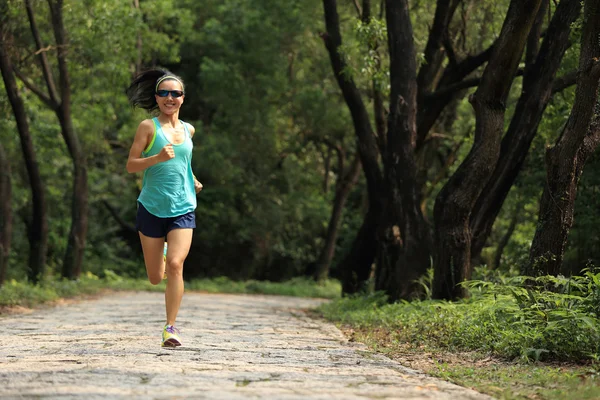 Woman trail runner — Stock Photo, Image