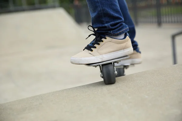 Skateboarder riding at skatepark — Stock Photo, Image