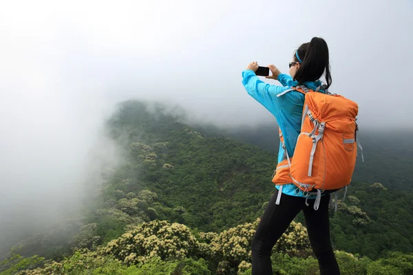 Kadın hiker alarak fotoğraf — Stok fotoğraf