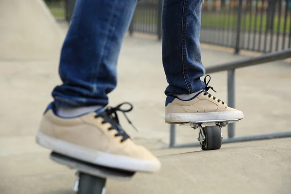 Skateboarder montar en skatepark —  Fotos de Stock