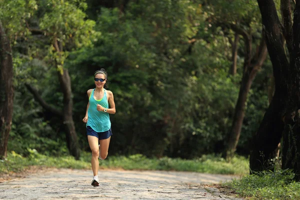 Mujer Trail Runner —  Fotos de Stock