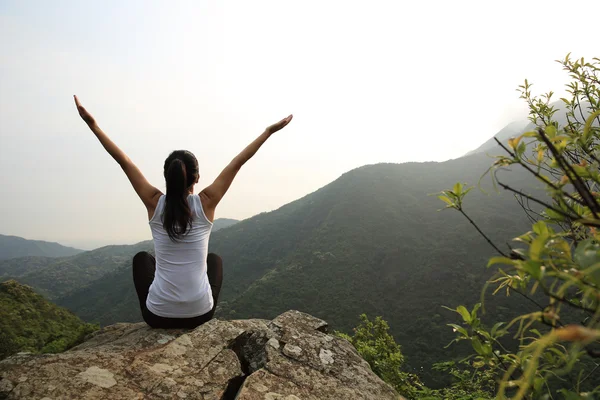 Mujer Practica Yoga —  Fotos de Stock