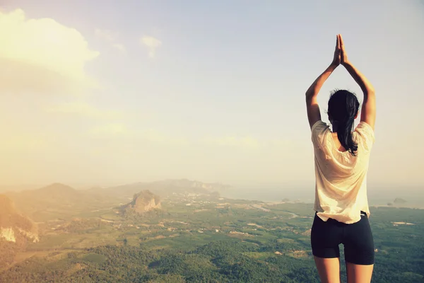 Mujer Practica Yoga —  Fotos de Stock