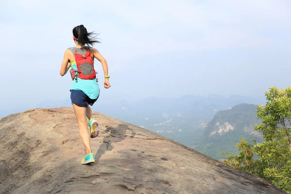 Woman trail runner — Stock Photo, Image