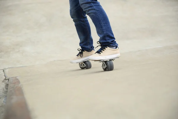 Skateboarder equitazione allo skatepark — Foto Stock