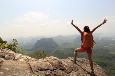 başarılı kadın uzun yürüyüşe çıkan kimse 