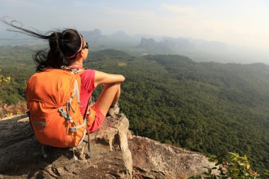 genç kadın uzun yürüyüşe çıkan kimse 