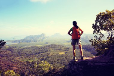 başarılı kadın uzun yürüyüşe çıkan kimse 