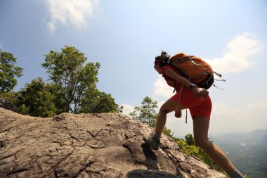 Asyalı kadın uzun yürüyüşe çıkan kimse