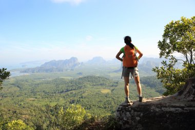 başarılı kadın uzun yürüyüşe çıkan kimse 